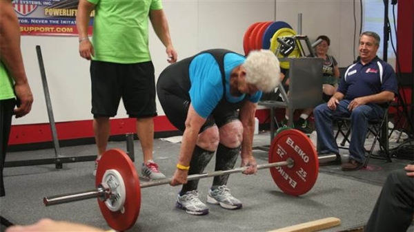 Cụ bà gần 80 tuổi nâng quả tạ nặng hơn 100kg